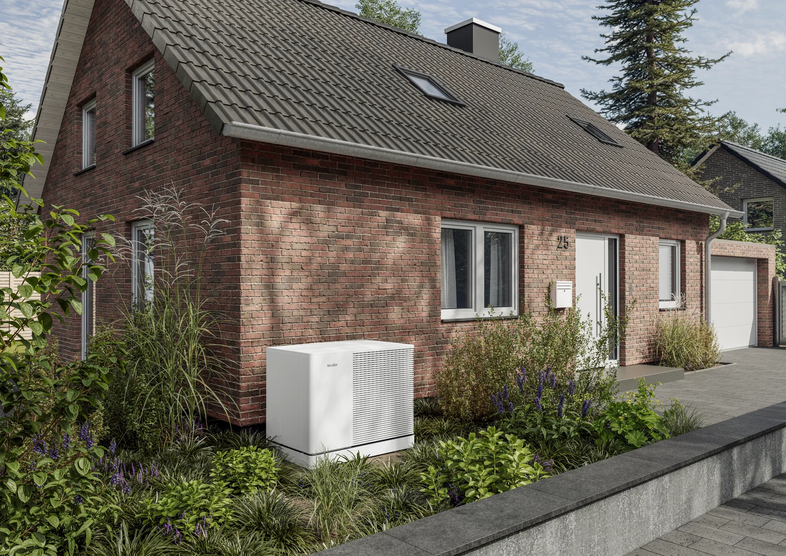 Älteres Wohnhaus mit nachgerüsteter tecalor Wärmepumpe im Außenbereich