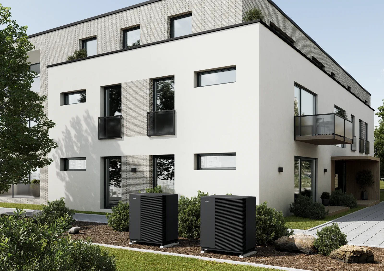 Mehrfamilienhaus mit zwei tecalor Außengeräten vor dem Gebäude